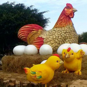 Gà mẹ đẻ trứng trong hội hoa xuân Vũng Tàu